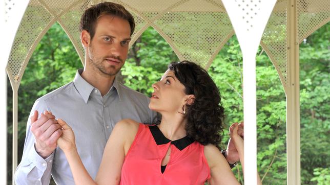 Pauline gibt sich alle Mühe, Leonard das Tanzen beizubringen.