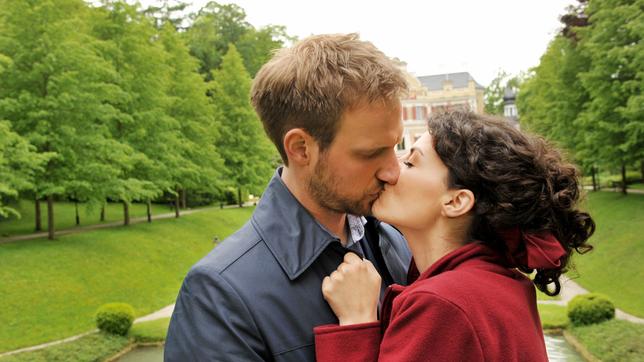 Der erste Kuss: Pauline und Leonard lassen ihren Gefühlen freien Lauf.