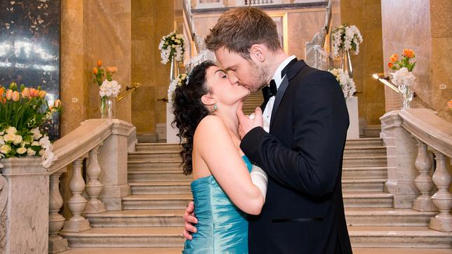 Natürlich willigt Pauline ein, ihren Leonard zu heiraten. Ein leidenschaftlicher Kuß besiegelt ihr Versprechen.